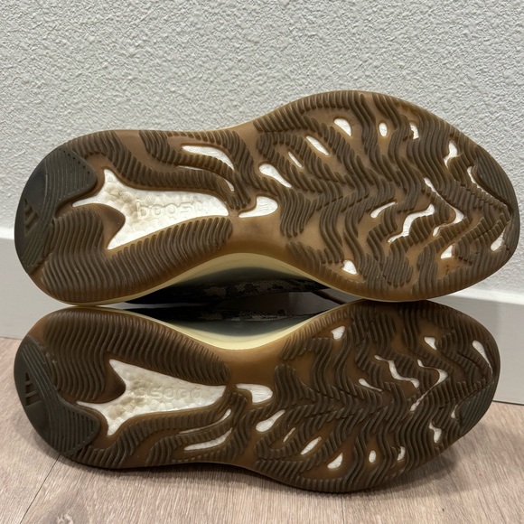 Yeezy 380 - Picture 8 of 13